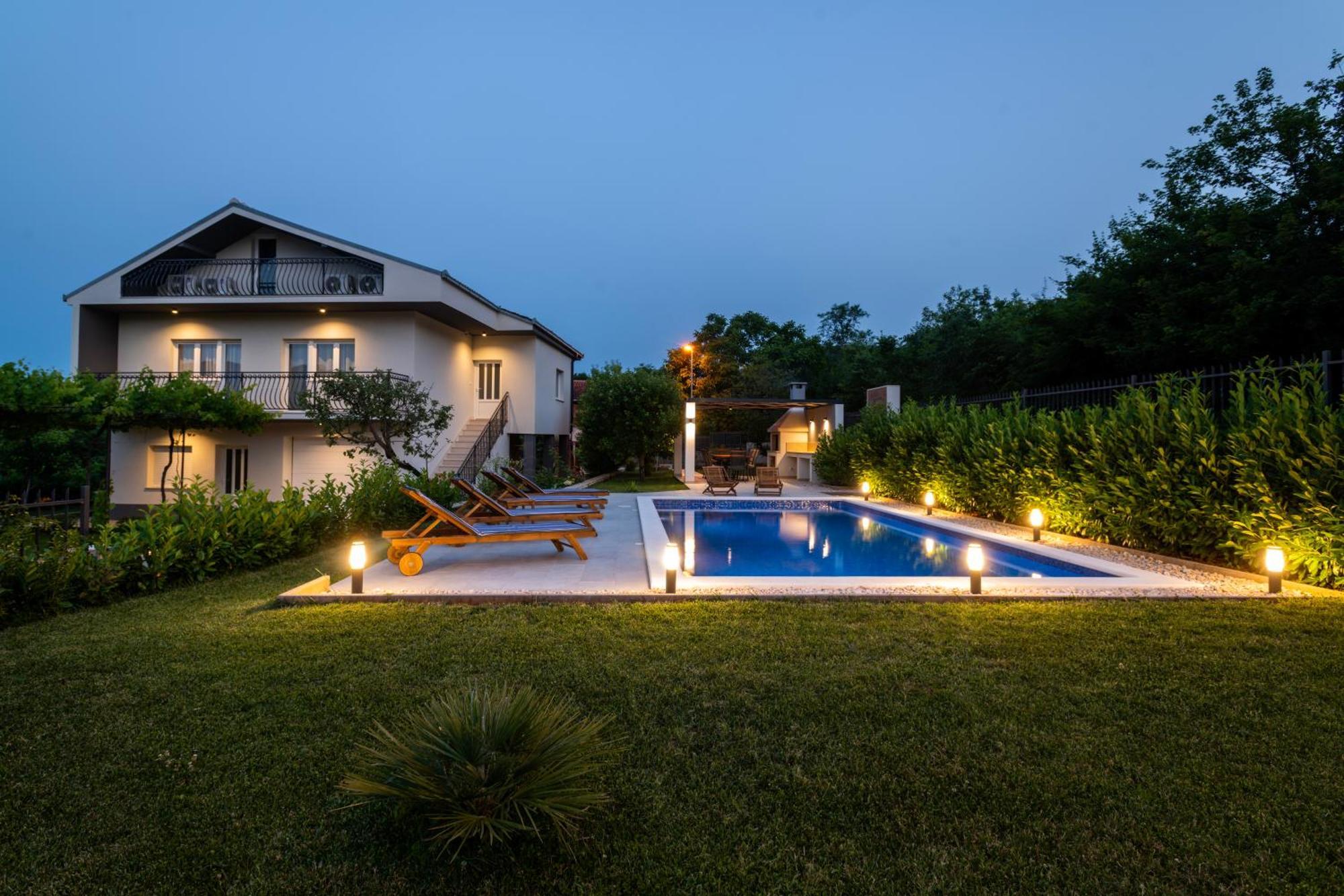 Villa Latica Dicmo Экстерьер фото