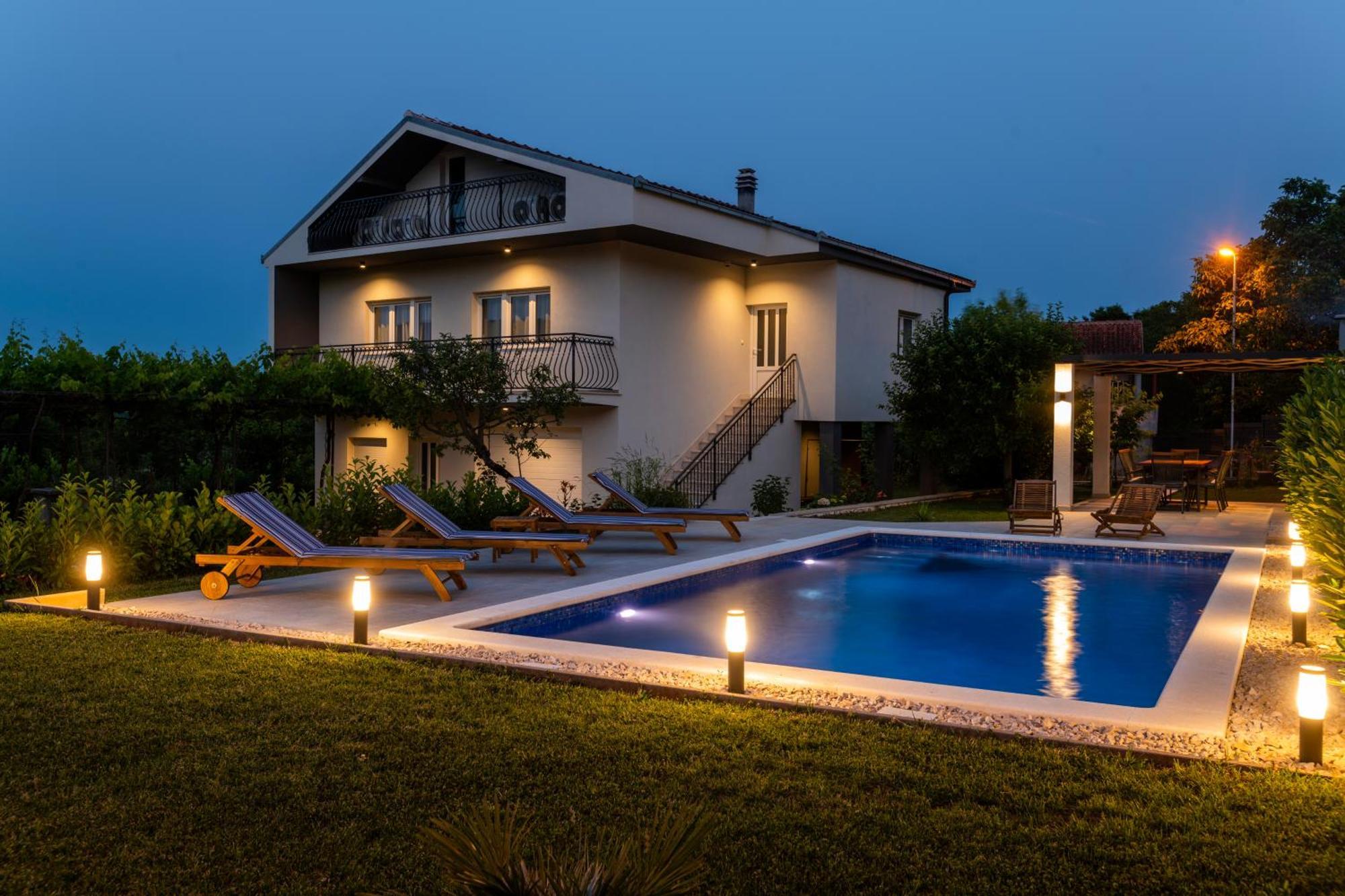 Villa Latica Dicmo Экстерьер фото