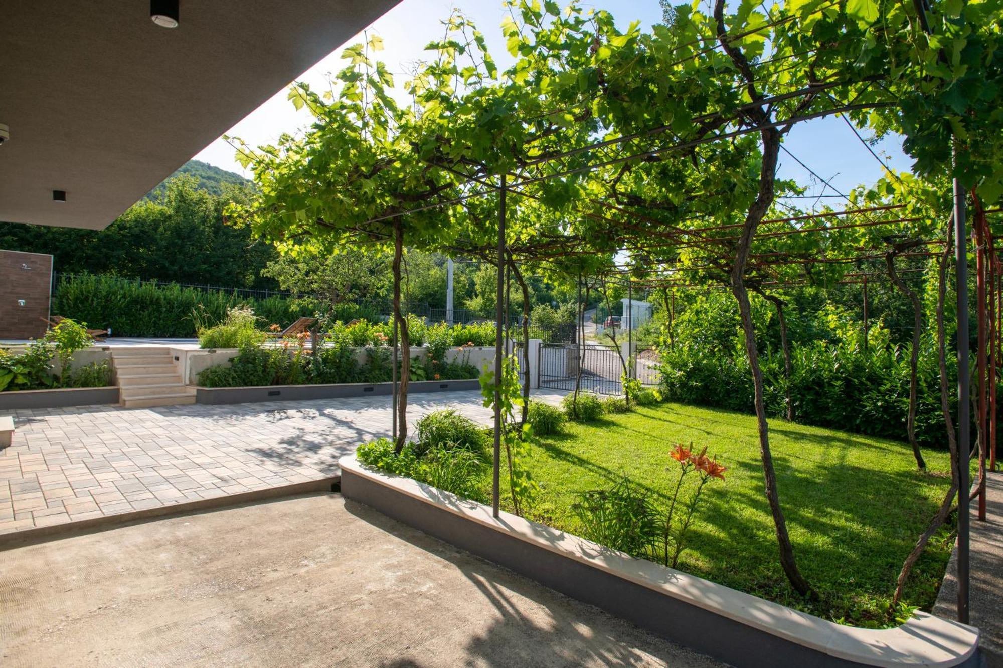 Villa Latica Dicmo Экстерьер фото