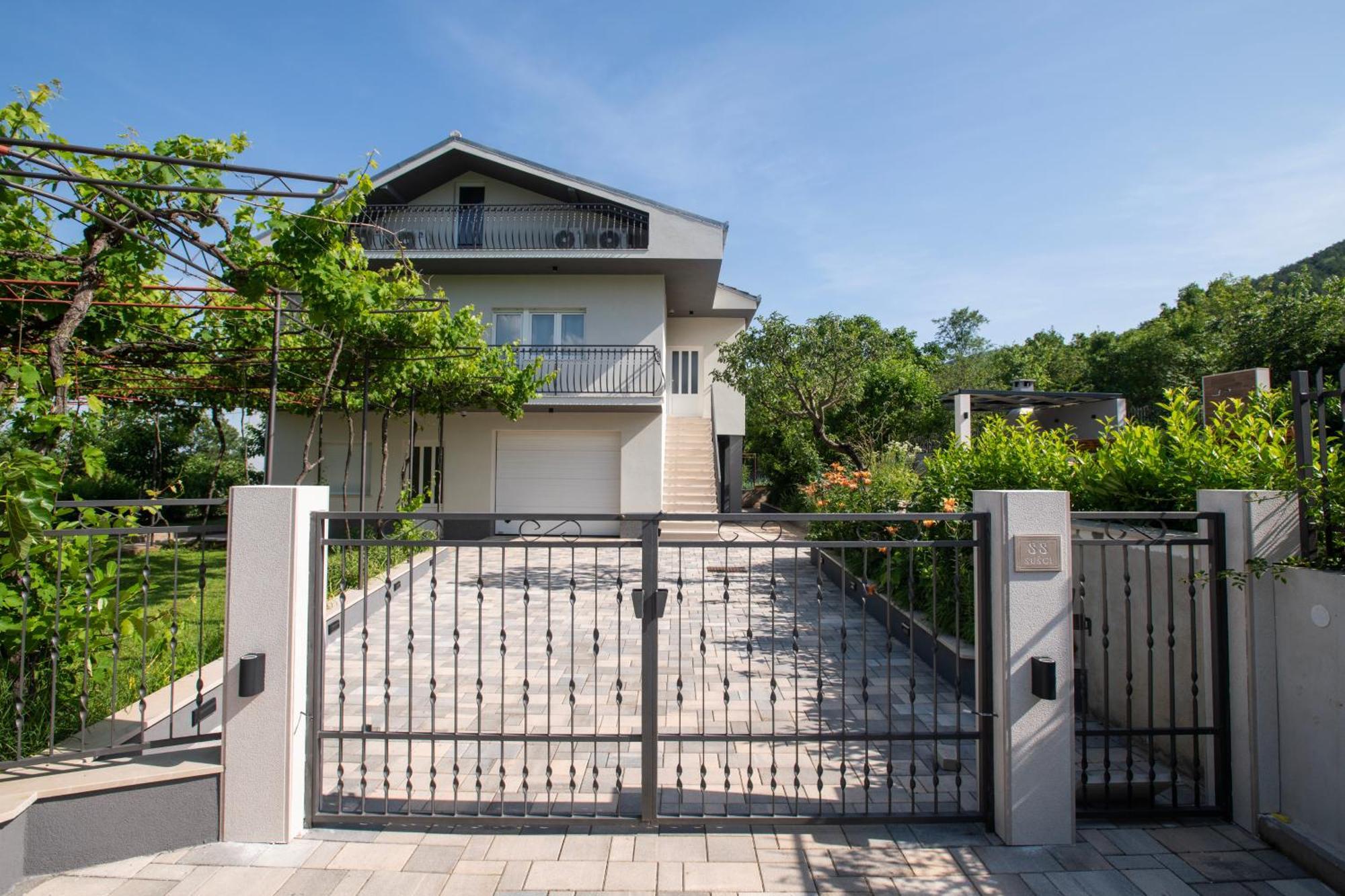 Villa Latica Dicmo Экстерьер фото
