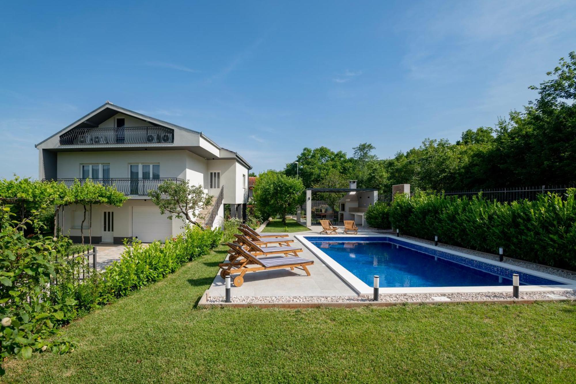 Villa Latica Dicmo Экстерьер фото